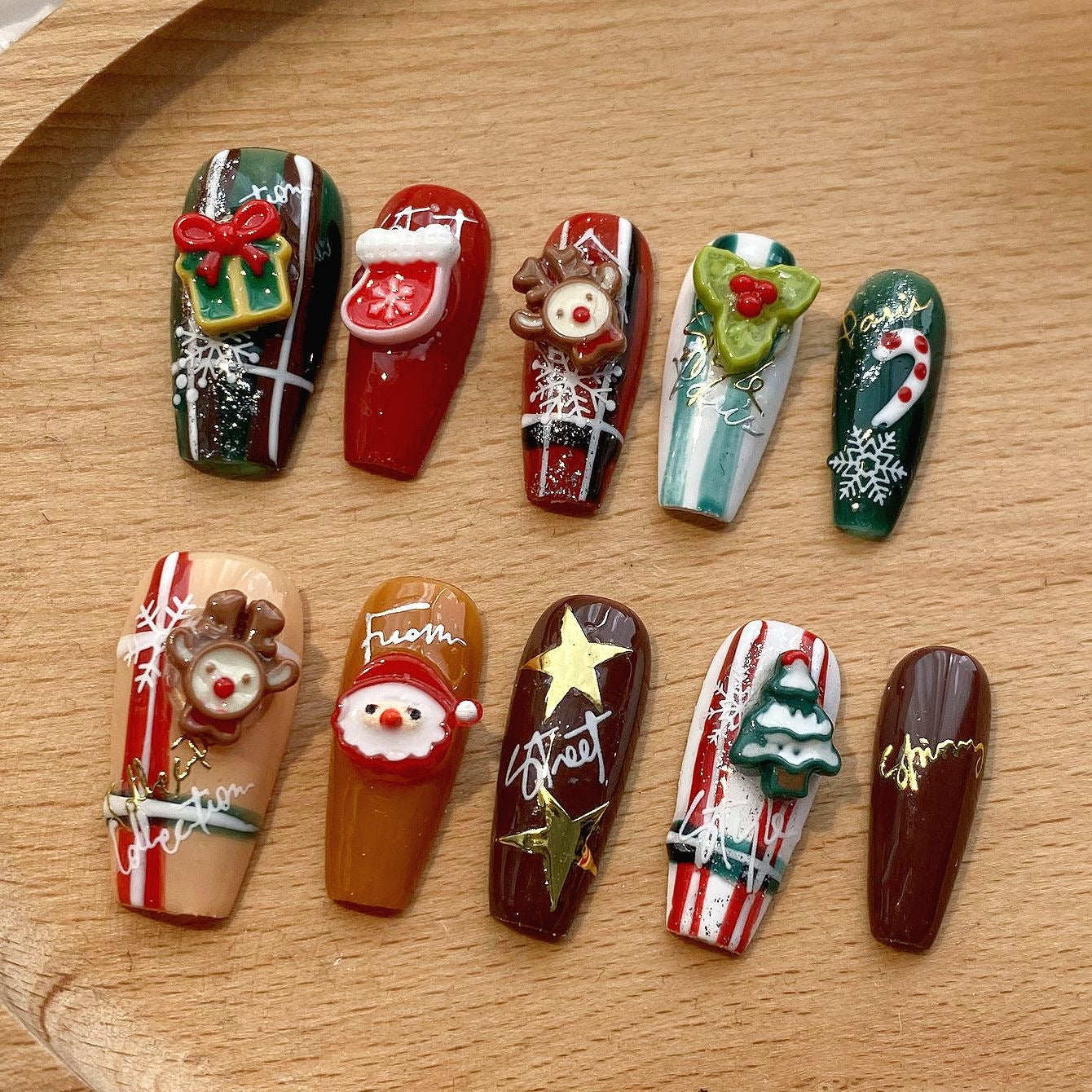 Santa‘s Workshop Press On Nails - 3D Santa & Reindeer with Gift Box Motifs (10Pcs)