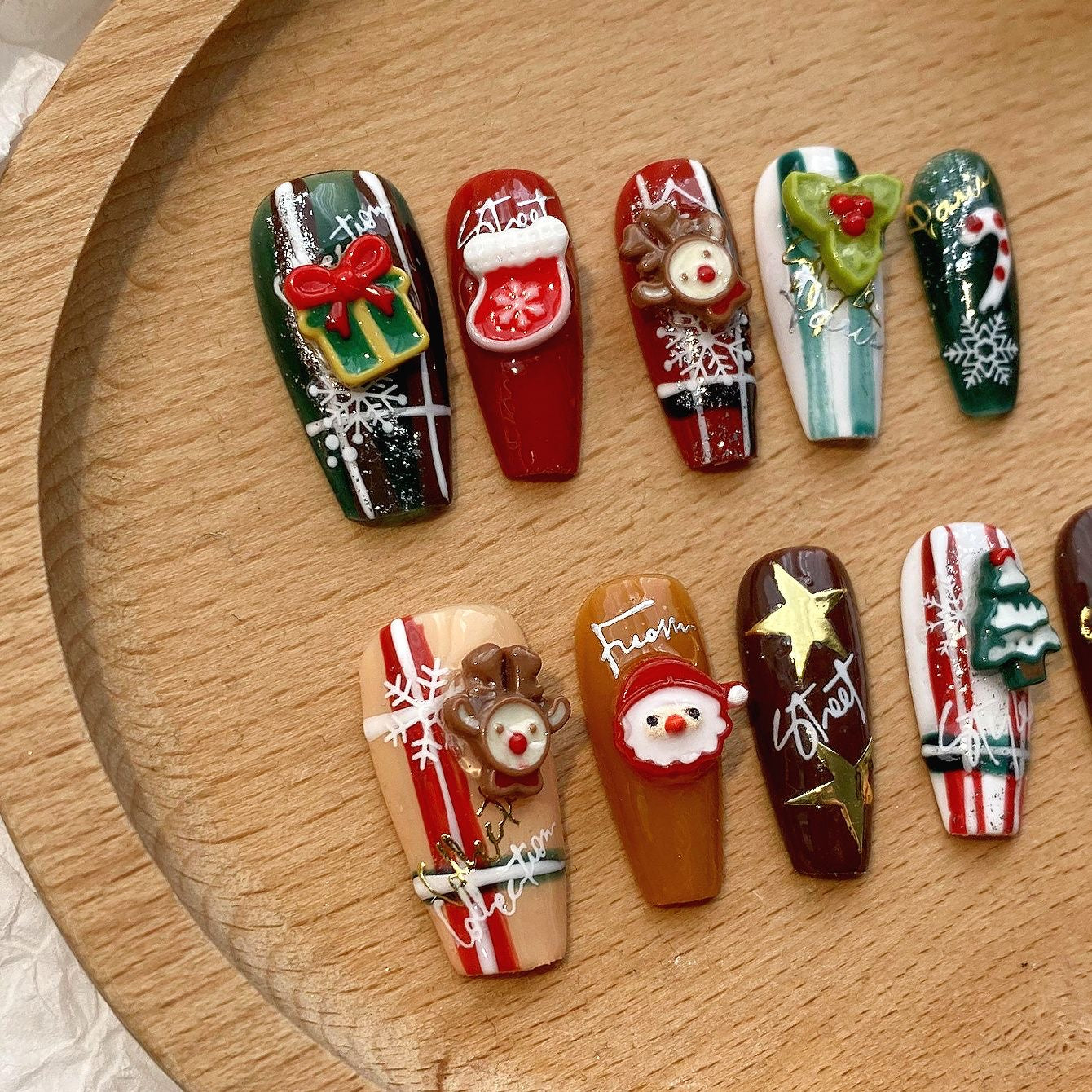 Santa‘s Workshop Press On Nails - 3D Santa & Reindeer with Gift Box Motifs (10Pcs)